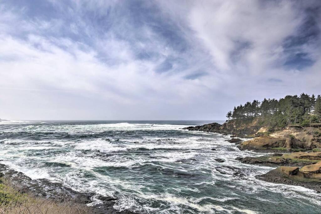 Modern Oregon Retreat W/ Deck, Hot Tub, Ocean View Depoe Bay Bagian luar foto