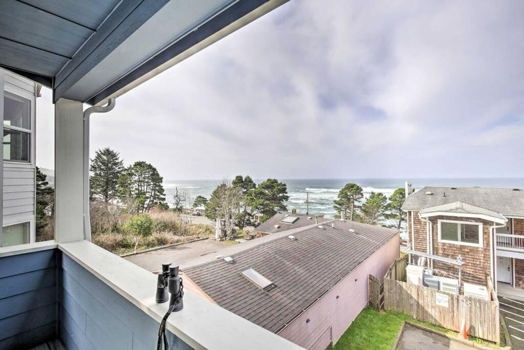 Modern Oregon Retreat W/ Deck, Hot Tub, Ocean View Depoe Bay Bagian luar foto
