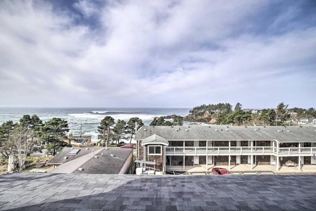 Modern Oregon Retreat W/ Deck, Hot Tub, Ocean View Depoe Bay Bagian luar foto
