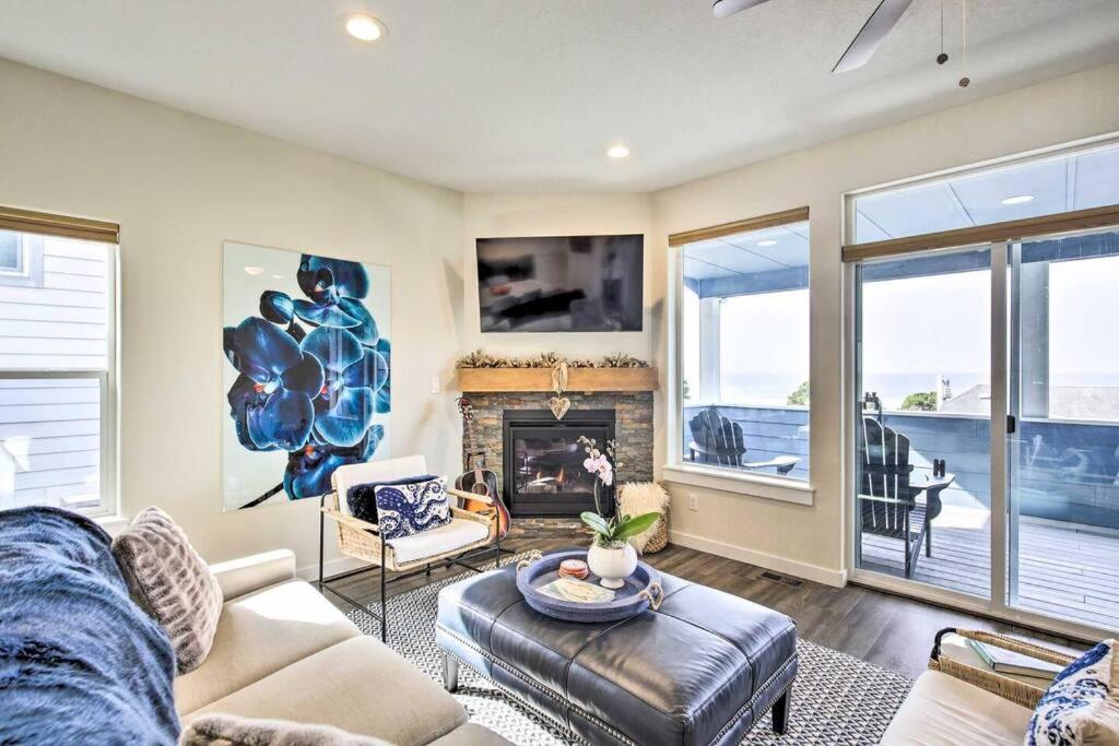 Modern Oregon Retreat W/ Deck, Hot Tub, Ocean View Depoe Bay Bagian luar foto